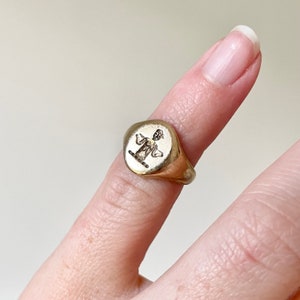 Unusual Figure Signet Ring in 9 Carat Gold Circa 1990 zdjęcie 9