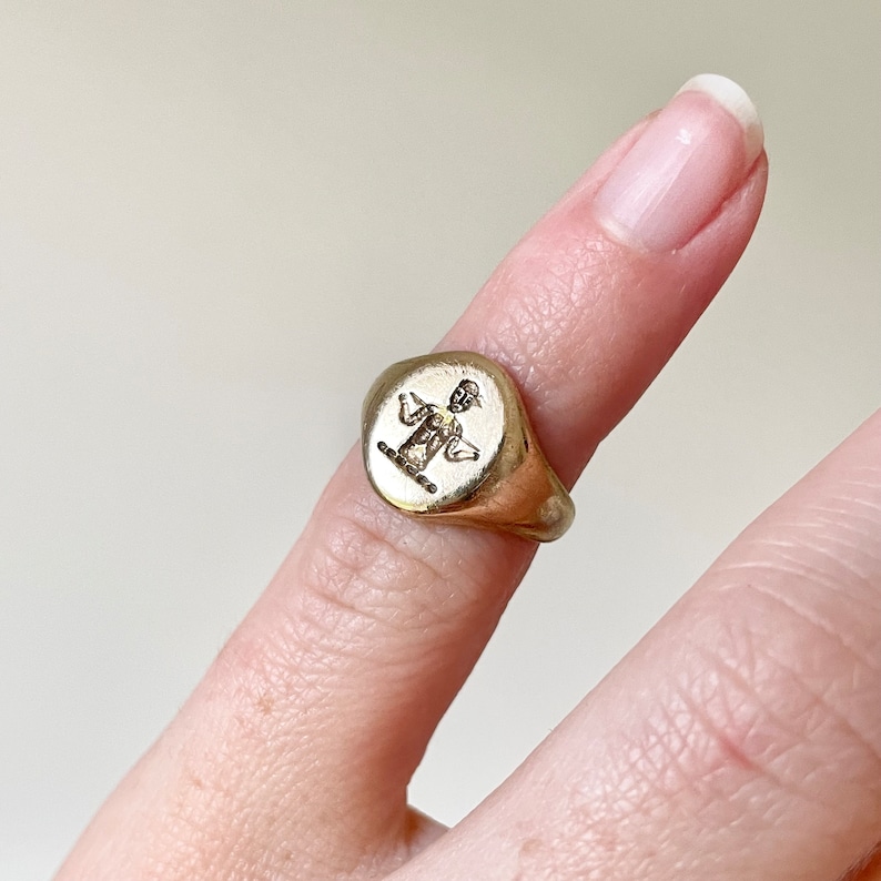 Unusual Figure Signet Ring in 9 Carat Gold Circa 1990 zdjęcie 9