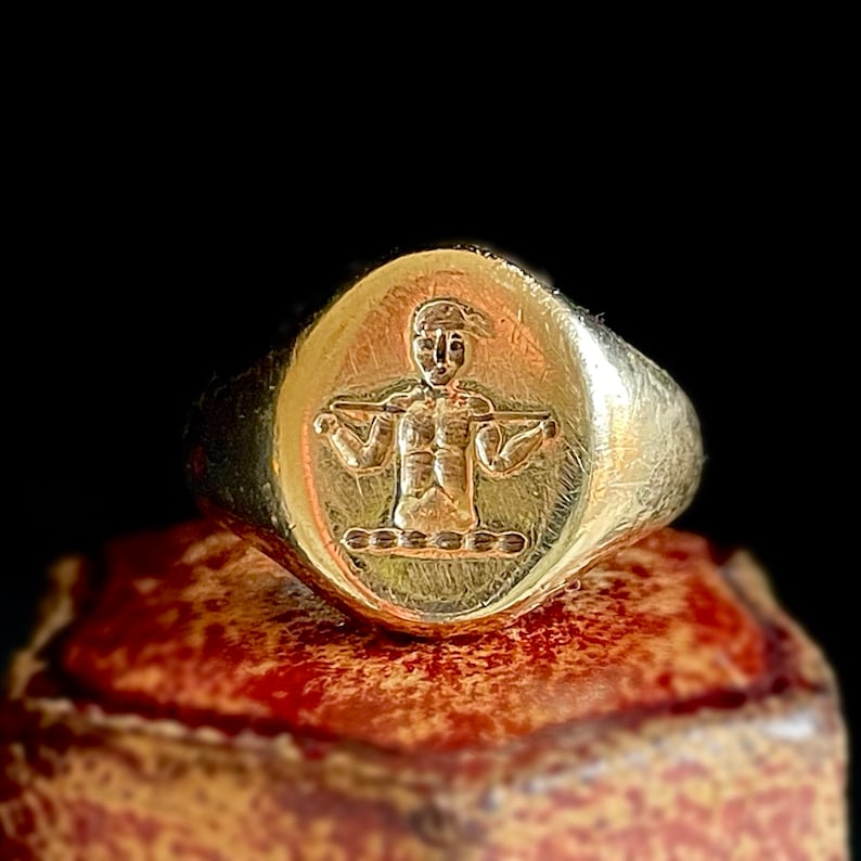 Unusual Figure Signet Ring in 9 Carat Gold Circa 1990 zdjęcie 8