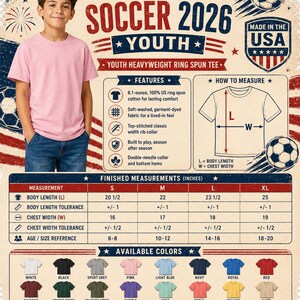 Puede incluir: Una tabla de tallas de f&uacute;tbol juvenil para 2026 que presenta una camiseta rosa, caracter&iacute;sticas del producto, un diagrama de medidas con etiquetas de largo y ancho, una tabla de medidas terminadas en pulgadas y muestras de colores disponibles.
