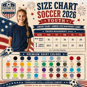 Puede incluir: Una tabla de tallas de f&uacute;tbol 2026 para una camiseta pesada te&ntilde;ida en prenda Comfort Colors. La tabla muestra medidas de ancho y largo en pulgadas para tallas de YXS a YXL. Una paleta muestra 50 opciones de colores de camiseta.