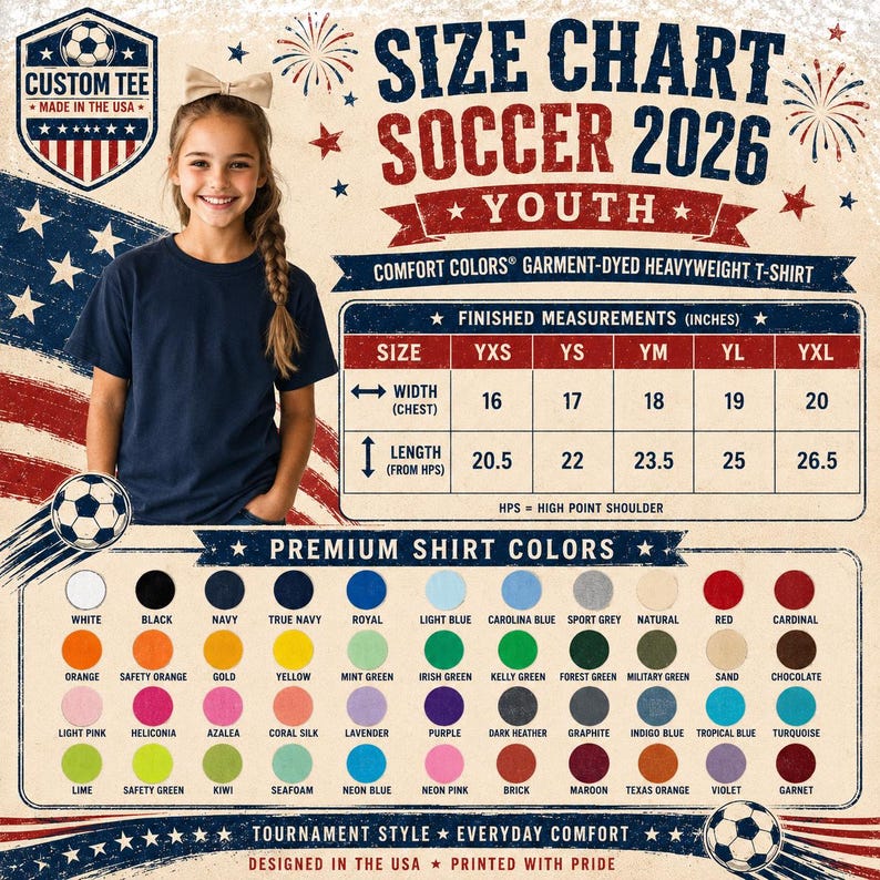 Puede incluir: Una tabla de tallas de f&uacute;tbol 2026 para una camiseta pesada te&ntilde;ida en prenda Comfort Colors. La tabla muestra medidas de ancho y largo en pulgadas para tallas de YXS a YXL. Una paleta muestra 50 opciones de colores de camiseta.