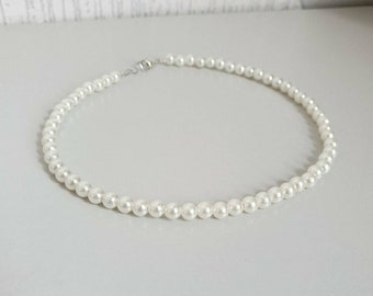 Pretty Ivory Acrylic pearl necklace
