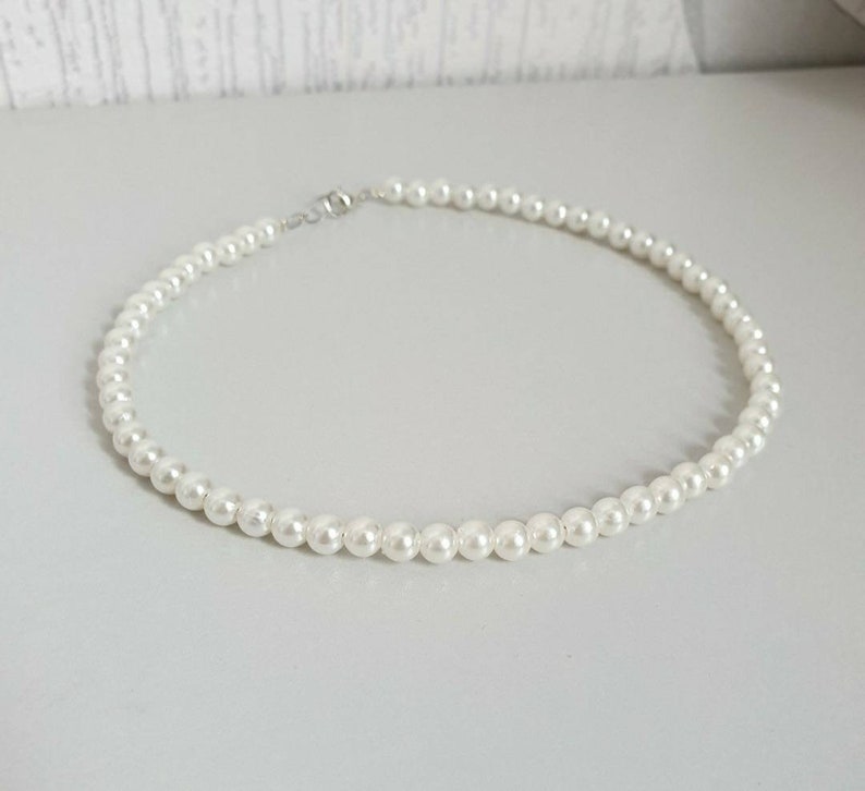 Pretty Ivory Acrylic pearl necklace 