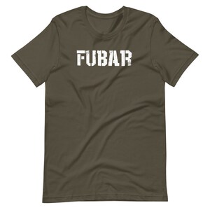 Puede incluir: Una camiseta verde oscuro con la palabra "FUBAR" impresa en blanco en la parte delantera.