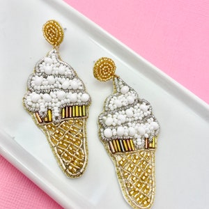 Vanille Eistüte Perlen Ohrringe, Sommer, Urlaub Schmuck, Eiscreme Ohrringe, Lehrer Geschenkidee, Geschenk für Mama, Muttertagsgeschenk