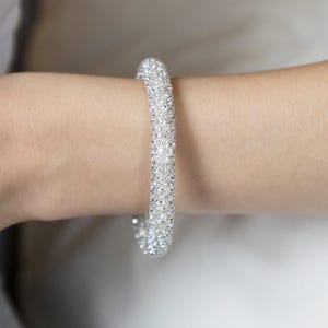 Pulsera redonda con incrustaciones de cristal para mujer, impresionante pulsera con cierre magnético y detalles de cristal brillante.