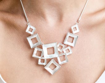 Collar geométrico de plata, collar abstracto llamativo, collar cúbico moderno, joyería contemporánea, joyería inspirada en diseñadores.