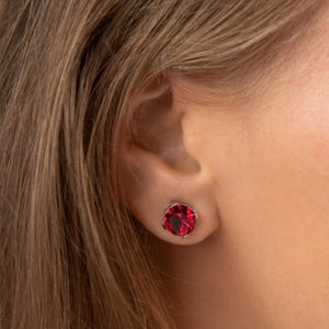 Brincos de cristal Swarovski vermelho rubi minimalistas - Prata delicada