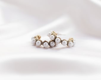 Pendientes de aro de perlas / Pendientes de aro abiertos / Joyería de perlas / Pendientes de aro tipo huggie de perlas / Regalo para damas de honor / Delicados pendientes de perlas / Oro antiguo
