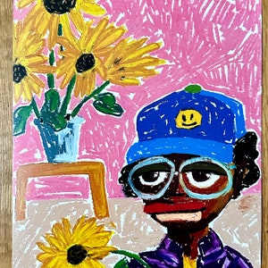 Puede incluir: Una pintura de una persona que lleva una gorra de b&eacute;isbol azul con una cara sonriente amarilla y gafas. La persona sostiene un girasol amarillo. Hay tres girasoles en un jarr&oacute;n en el fondo.