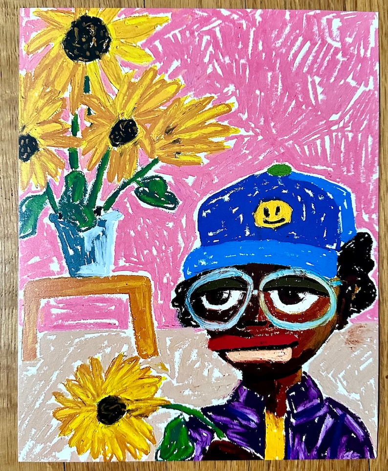 Puede incluir: Una pintura de una persona que lleva una gorra de b&eacute;isbol azul con una cara sonriente amarilla y gafas. La persona sostiene un girasol amarillo. Hay tres girasoles en un jarr&oacute;n en el fondo.