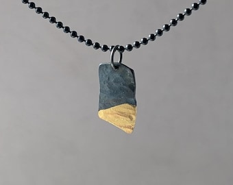 Gehämmerter Damast Stahl 24k Goldfolie Handgeschmiedeter Abgewinkelter Anhänger