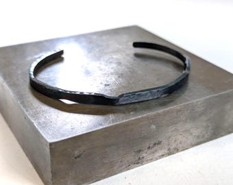 Gedrehte gehämmerte mehrfarbige Patina Stahl Manschette Armband Manschette
