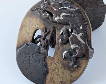 Handgefertigter fliegender Drache Tsuba mit Ahorn Baum und Felsen