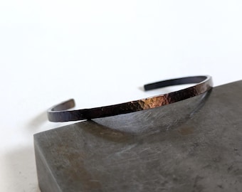 Dünne gehämmerte mehrfarbige Patina Stahl Manschette Armband Manschette