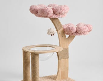 Könnte beinhalten: Ein Katzenbaum im Baumdesign. Er hat einen hellen Holzrahmen, seilumwickelte Pfosten und zwei rosa, flauschige Plattformen, die wie Blüten aussehen. Ein klares, schalenförmiges Bett und ein hängendes wolkenförmiges Spielzeug vervollständigen das Design.