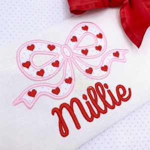 Diseño de bordado a máquina con mini corazones y puntada de relleno de lazo para San Valentín