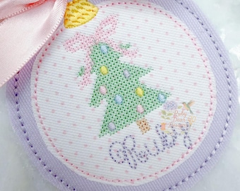 Mini sapin de Noël avec noeud de broderie machine au point de croix