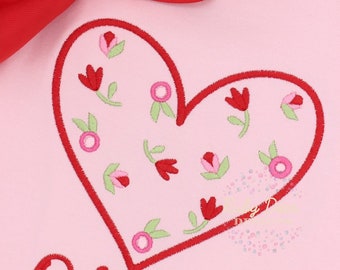 Diseño de bordado a máquina con puntada de satén y corazón floral de San Valentín