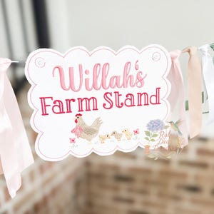 Marco rectangular con diseño de pancarta festoneada en bastidor con agujeros, bordado a máquina con puntada de frijol