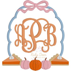 Può includere: Un design di monogramma con le lettere "PB" in un font corsivo, circondato da una cornice blu a festoni con un fiocco rosa in cima. Il monogramma è arancione. Sotto la cornice ci sono tre zucche, due rosa e una arancione, e due fette di torta di zucca.