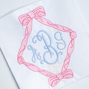 Broderidesign med rosett och spaljémonogram