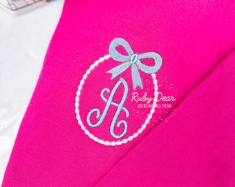 Perlen Monogramm Schleife Rahmen Satin und Füllstich Stickmuster