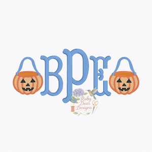 Puede incluir: Un diseño de monograma con las letras BPE en azul claro, con una cesta de calabaza a cada lado. Las calabazas son naranjas con caras de jack-o'-lantern negras. Un diseño floral y colibrí está debajo.
