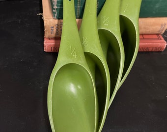 Vintage nesting scoops