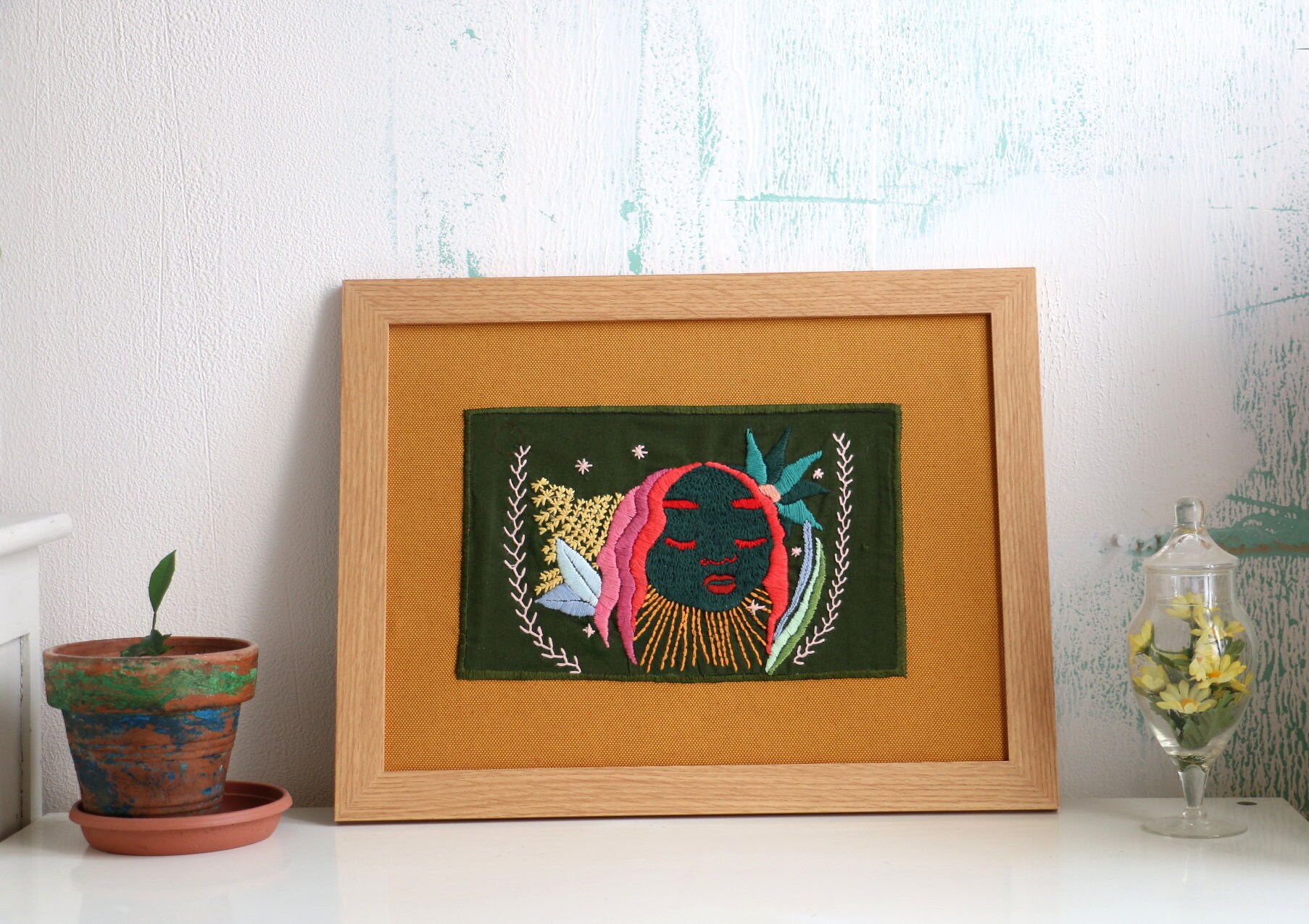 Broderie Encadrée Dame Aux Fleurs