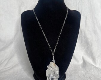 Collar de cuarzo envuelto en alambre