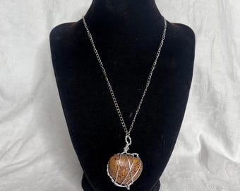 Collar envuelto en alambre de jaspe marrón