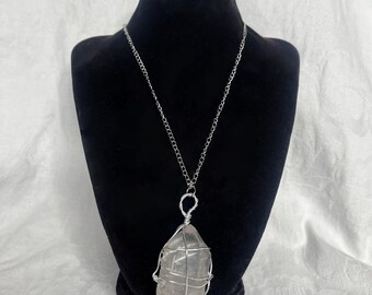 Collar de cuarzo envuelto en alambre