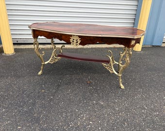 Mesa de centro de estilo Luis XV con montura de bronce