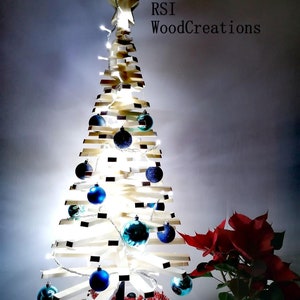 Árvore de Natal moderna em madeira de abeto: design de galhos ajustáveis