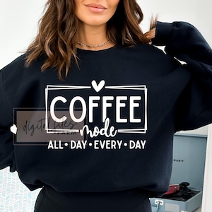Kaffee-Modus SVG PNG, Kaffee den ganzen Tag jeden Tag svg, Das Leben passiert Kaffee hilft, lustiges Koffein Trendy, Kaffee Zitat Liebhaber svg, Kaffee Mama svg