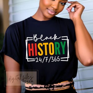 Peut inclure: T-shirt noir avec le texte Black History 24/7/365 encadré de rouge, jaune et vert.