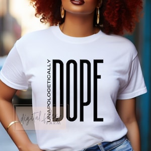 Puede incluir: Camiseta blanca con texto negro que dice "Unapologetically Dope".