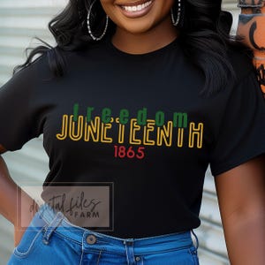 Puede incluir: Camiseta negra con las palabras "freedom JUNETEENTH 1865" en letras verdes, amarillas y rojas.