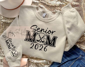 Svg per mamma di hockey senior, Svg per laurea, Svg per mamma di hockey, Svg per hockey su manica, Svg per mamma sportiva, Svg per il giorno della partita, File di taglio Svg per maglietta di mamma di hockey senior