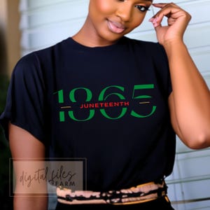 Puede incluir: Una camiseta negra con un gráfico verde y rojo que dice "1865 - Juneteenth -"