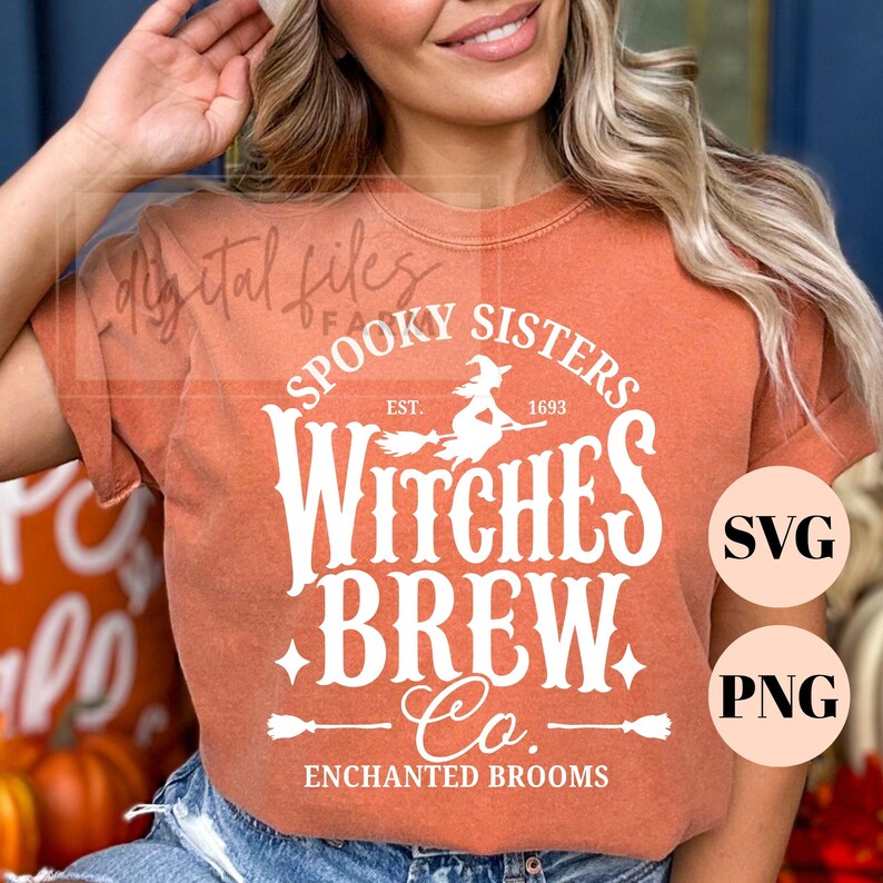 Pu&ograve; includere: Una t-shirt a maniche corte color arancione bruciato con testo bianco che recita SPOOKY SISTERS EST. 1693 WITCHES BREW Co. ENCHANTED BROOMS. La grafica include la sagoma di una strega su una scopa, due piccole stelle a quattro punte e due scope.