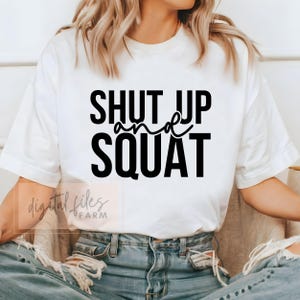 Pode incluir: Camiseta branca com texto preto que diz "SHUT UP and SQUAT".