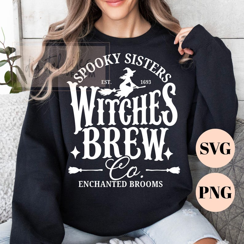 Pu&ograve; includere: Una felpa nera a maniche lunghe con una stampa grafica bianca che recita SPOOKY SISTERS EST. 1693 WITCHES BREW Co. ENCHANTED BROOMS, accompagnata dalla sagoma di una strega su una scopa e da due piccole icone di scope.