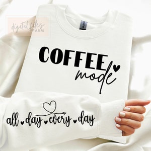 Kaffee-Modus-Svg, Kaffee den ganzen Tag Ärmel SweatShirt-Design-Svg, das Leben geschieht Kaffee hilft, lustiges Koffein Trendy, Kaffee-Zitat-Liebhaber-Shirt-Svg