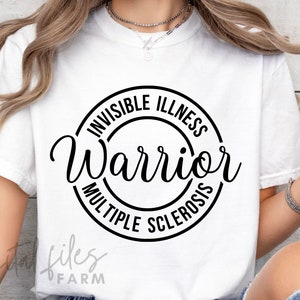 Pode incluir: Camiseta branca com um gráfico circular preto que diz "Invisible Illness Warrior Multiple Sclerosis".