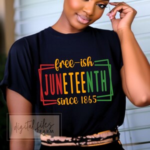 Pode incluir: Uma camiseta preta com um gráfico vermelho, amarelo e verde que diz "free-ish Juneteenth since 1865".