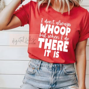 以下が含まれることがあります： 白い文字で「いつもワープするわけじゃないけど、ワープする時は必ずそこにいる」と書かれた赤いTシャツ。