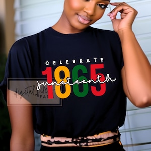 Puede incluir: Una camiseta negra con el texto "Celebrate Juneteenth 1865" en rojo, amarillo y verde. Los números son grandes y en negrita.